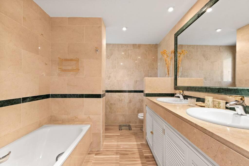 Awesome 3 Bedroom Apart. W/ 4 Terraces, Pool & Parking Marbella