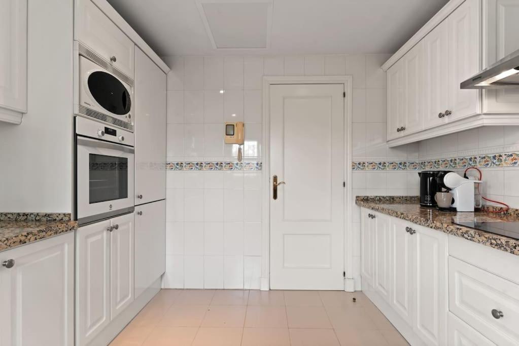 Apartment Awesome 3 Bedroom Apart. W/ 4 Terraces, Pool & Parking *