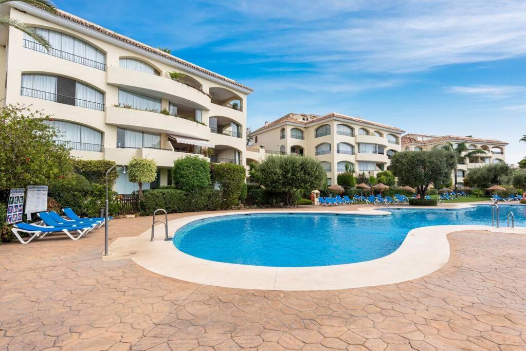 Awesome 3 Bedroom Apart. W/ 4 Terraces, Pool & Parking Apartment