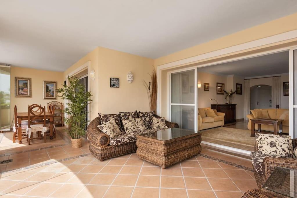 Awesome 3 Bedroom Apart. W/ 4 Terraces, Pool & Parking
