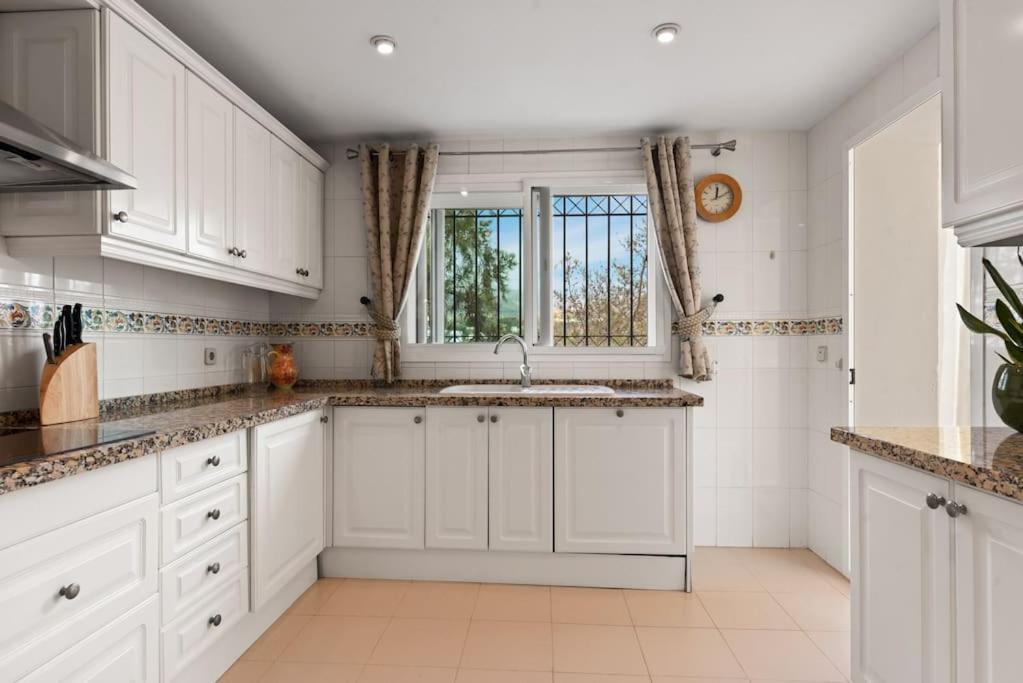 Awesome 3 Bedroom Apart. W/ 4 Terraces, Pool & Parking Apartment Marbella