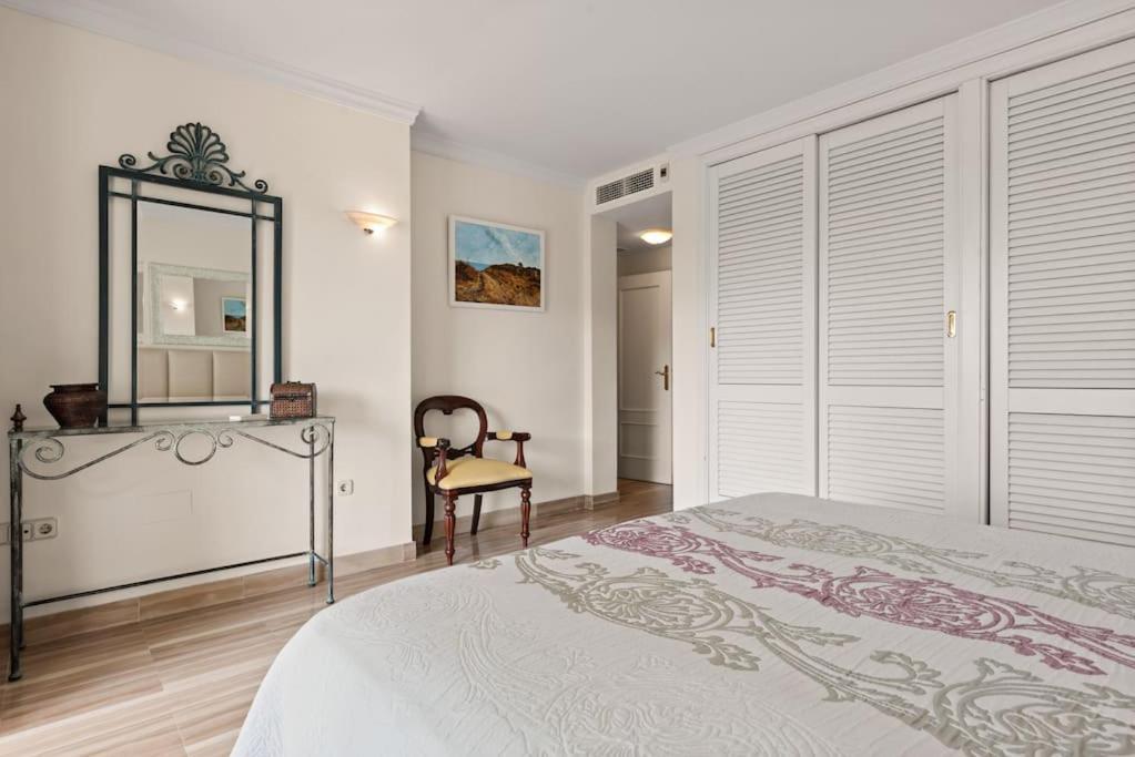 Awesome 3 Bedroom Apart. W/ 4 Terraces, Pool & Parking Apartment *
