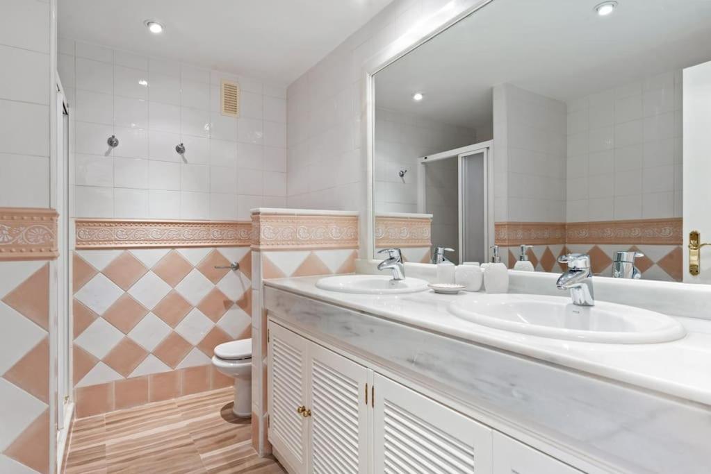 Awesome 3 Bedroom Apart. W/ 4 Terraces, Pool & Parking Apartment Marbella
