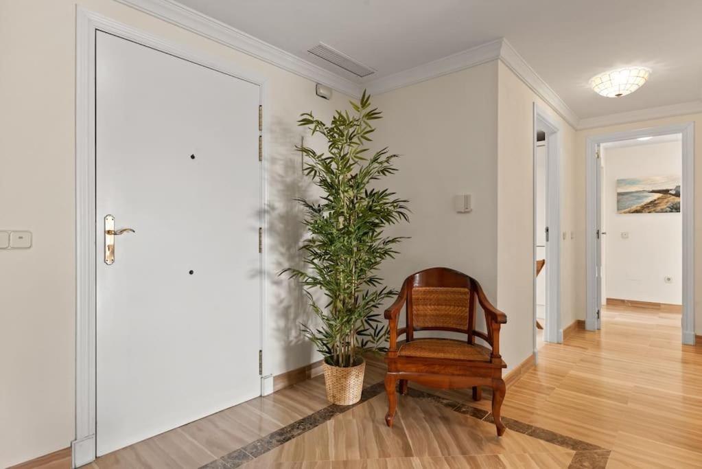 Awesome 3 Bedroom Apart. W/ 4 Terraces, Pool & Parking Apartment