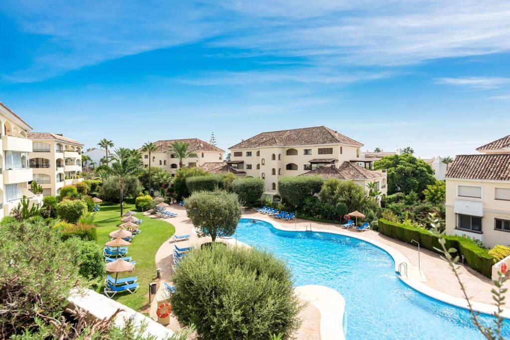Apartment Awesome 3 Bedroom Apart. W/ 4 Terraces, Pool & Parking Marbella