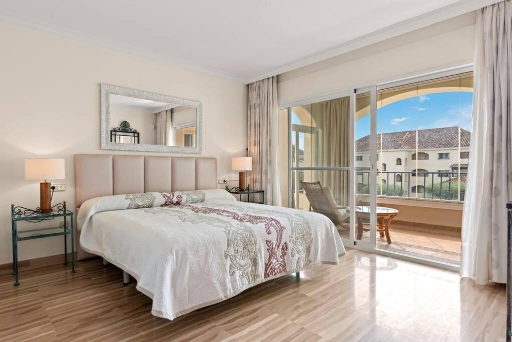 Awesome 3 Bedroom Apart. W/ 4 Terraces, Pool & Parking Apartment Marbella