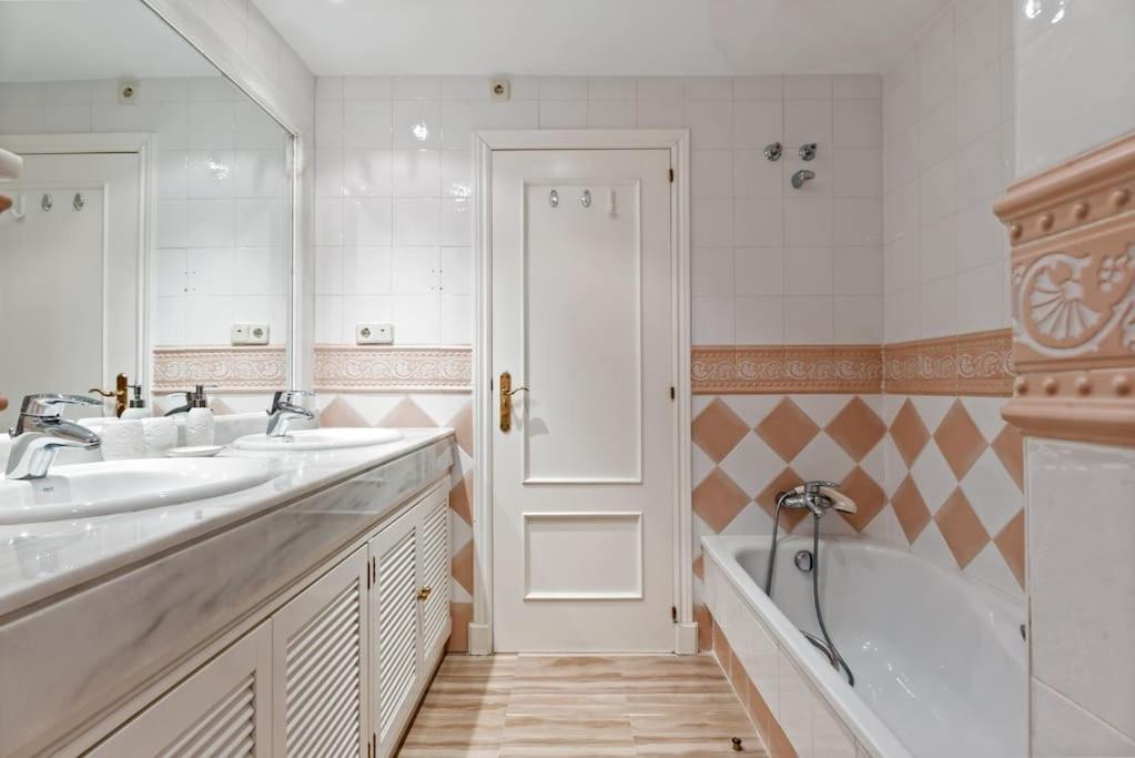 Awesome 3 Bedroom Apart. W/ 4 Terraces, Pool & Parking Apartment *