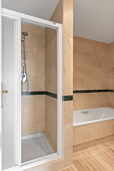 Awesome 3 Bedroom Apart. W/ 4 Terraces, Pool & Parking Apartment Marbella