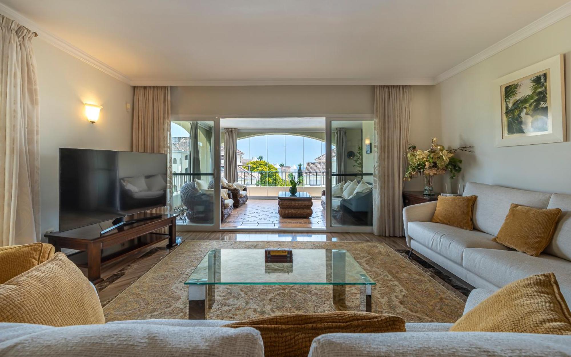 Apartment Awesome 3 Bedroom Apart. W/ 4 Terraces, Pool & Parking Marbella