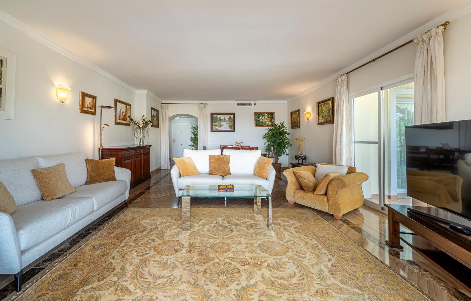 Apartment Awesome 3 Bedroom Apart. W/ 4 Terraces, Pool & Parking Marbella