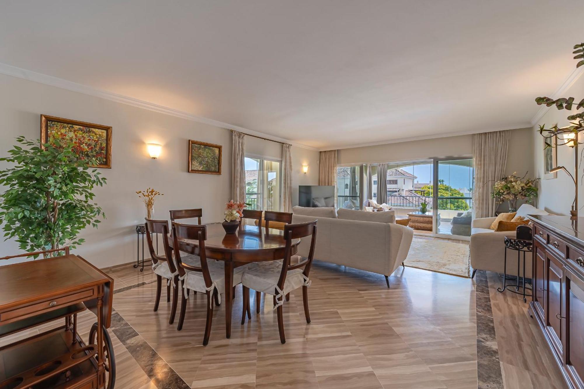 Awesome 3 Bedroom Apart. W/ 4 Terraces, Pool & Parking *
